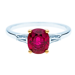 Ring in Weiß & Gelbgold (18kt) mit Rubin 2,23ct & 0,28ct Diamanten im Trapezschliff